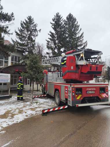 Botoşani: Pompierii au intervenit pentru îndepărtarea unui copac căzut pe acoperişul spitalului din Darabani / Arborele a fost tăiat controlat, fără să fie afectată clădirea spitalului - FOTO