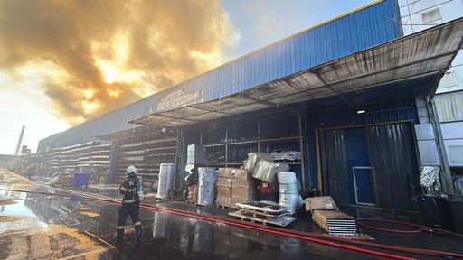 UPDATE - Bucureşti - Incendiu puternic la un depozit situat pe bulevardul Iuliu Maniu/  Intervin 24 de autospeciale de stingere şi roboţi/ A fost emis mesaj RO-Alert / Incendiul a fost localizat. Suprafaţa afectată depăşeşte 6000 de mp - FOTO, VIDEO