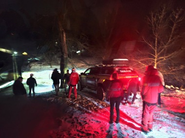 Maramureş - Pacient de 60 de ani, cu multiple probleme medicale, aflat într-o zonă izolată, transportat cu ajutorul salvamontiştilor până la ambulanţă - FOTO, VIDEO