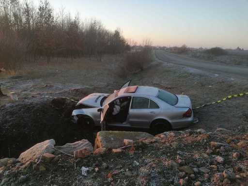Timiş - Cinci persoane rănite, inclusiv un copil, după ce maşina în care se aflau s-a răsturnat într-un canal de colectare a apelor pluviale / Şoferul consumase alcool - FOTO