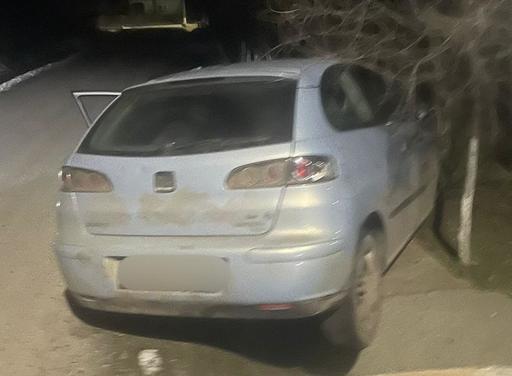 Dolj: Un tânăr de 21 de ani a refuzat să oprească la semnalul poliţiştilor, a sărit din maşină în mers şi a încercat să se ascundă într-un grajd de animale / El nu avea permis de conducere şi a fost reţinut pentru 24 de ore