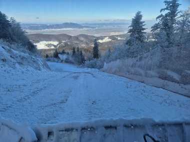 Vijelia din ultimele zile a deteriorat pârtiile din Poiana Braşov, acoperite în mare parte cu un strat de zăpadă artificială
