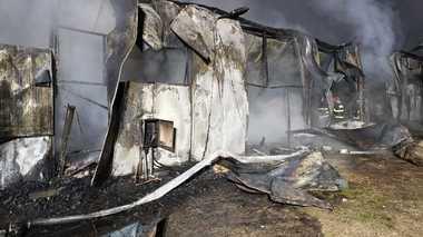 Argeş - Incendiu puternic izbucnit la o hală. Focul se manifestă pe aproximativ 500 de metri pătraţi. Sunt afectate şi utilaje - FOTO