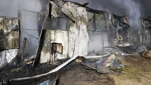 Argeş - Incendiu puternic izbucnit la o hală. Focul se manifestă pe aproximativ 500 de metri pătraţi. Sunt afectate şi utilaje - FOTO