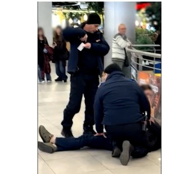 Arad: Jandarmii i-au acordat primul ajutor unui bărbat de 63 de ani care a căzut pe scările rulante dintr-un mall şi era inconştient / Victima a fost preluată de ambulanţă şi dusă la spital 
