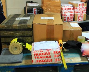 Tulcea: Zece percheziţii la sediile unor firme de curierat şi la locuinţe a doi bărbaţi / Poliţiştii au descoperit aproape o jumătate de tonă de articole pirotehnice 