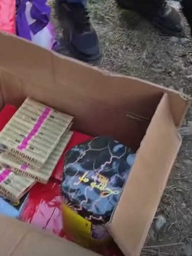 Vâlcea: Materiale pirotehnice interzise, vândute, la o trecere peste calea ferată, şoferilor opriţi la barieră - VIDEO