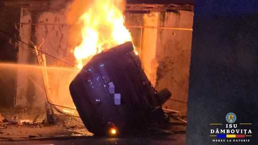 Dâmboviţa - Doi tineri au murit carbonizaţi după ce autoturismul în care se aflau a lovit colţul unei clădiri, apoi s-a răsturnat, luând foc - FOTO