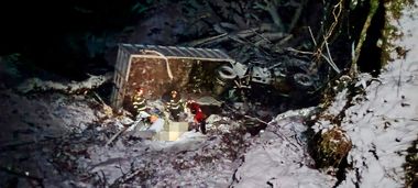 Sibiu - Doi bărbaţi au murit după ce autoutilitara de transport lemne cu care circulau pe un drum forestier s-a răsturnat într-o râpă - FOTO