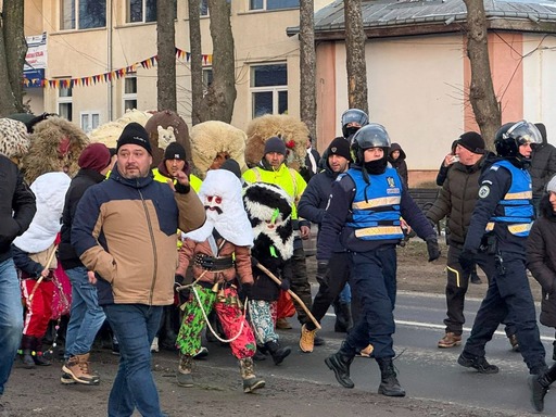 Tradiţionala bătaie cu ciomegele de la Ruginoasa, judeţul Iaşi: Jandarmii au folosit gaze lacrimogene pentru a opri confruntarea între cele două tabere - FOTO
