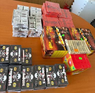 IGPR: Aproximativ 150 de tone de articole pirotehnice, în valoare de peste opt milioane de lei, au fost confiscate de poliţişti în ultimele trei luni în cadrul operaţiunii „Pirotehnic”/ Peste o mie de persoane, cercetate penal/ Recomandările poliţiştilor