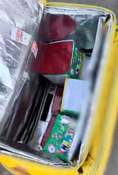 Jandarmii au descoperit, în Bucureşti, materiale pirotehnice într-o geantă de livrare a produselor alimentare - VIDEO