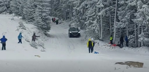 Maşină de teren, pe o pârtie din staţiunea Parâng/ Şoferul ar fi încercat să ajungă unde era cazat, dar nu ştia drumul - VIDEO