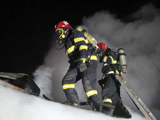 Giurgiu: Două persoane, intoxicate cu fum după ce locuinţa lor a fost cuprinsă de un incendiu