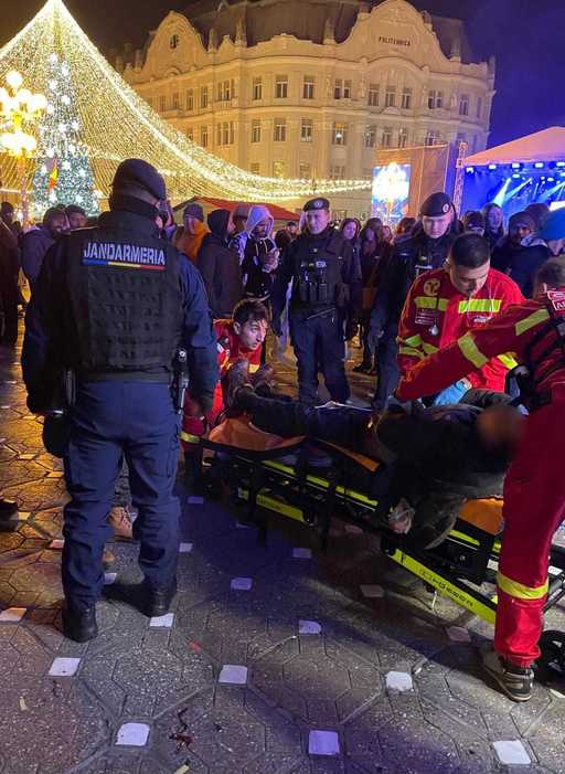 Bărbat in stare gravă la spital, după ce a căzut în pasajul subteran din Piaţa Victoriei din Timişoara în noaptea de Revelion - FOTO

