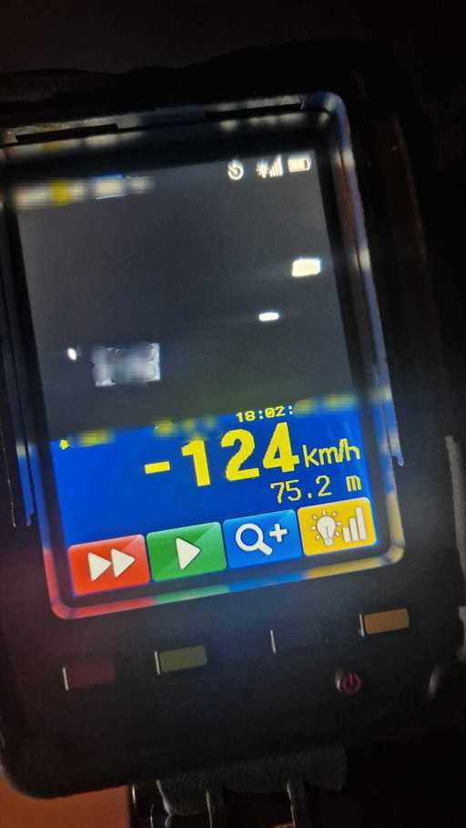 Maramureş: Un bărbat, depistat de poliţiştii rutieri în timp ce rula cu 124 km/h, pe un sector de drum unde limita legală este de 50 km/h / A primit amendă în valoare de 1.822 de lei şi i-a fost reţinut permisul de conducere