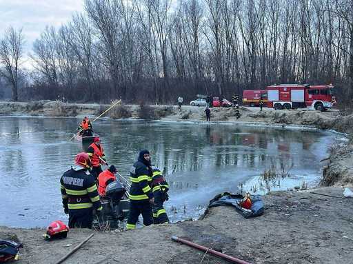 UPDATE - Două persoane au căzut în râul Olt / Una dintre ele a fost scoasă inconştientă de către echipajele de intervenţie şi este resuscitată / Cei doi bărbaţi erau la pescuit - FOTO