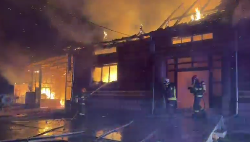Puternic incendiu într-o gospodărie din judeţul Caraş-Severin – A ars casa cu şapte camere, o şură şi un grajd / O butelie a explodat / O persoană a suferit arsuri – VIDEO