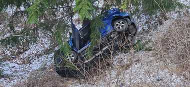 Argeş: Un autoturism în care se aflau trei persoane a căzut zece metri într-o prăpastie. Un adolescent de 15 ani, rănit în urma accidentului