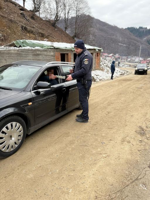 Vâlcea: Drumul care duce către Vârful lui Roman, în zona montană a localităţii Horezu, închis din cauza viscolului- VIDEO
