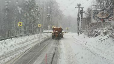 Trafic îngreunat pe DJ 184, în localitatea Cavnic, ca urmare a numărului ridicat de autoturisme care se deplasează spre pârtiile de schi / Autorităţile recomandă rute alternative