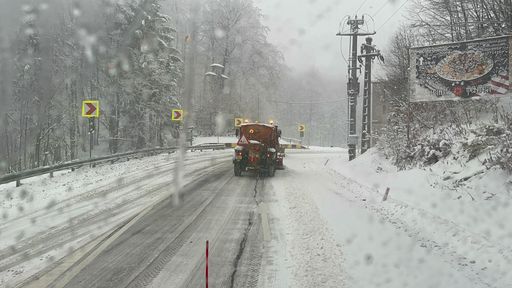 Trafic îngreunat pe DJ 184, în localitatea Cavnic, ca urmare a numărului ridicat de autoturisme care se deplasează spre pârtiile de schi / Autorităţile recomandă rute alternative