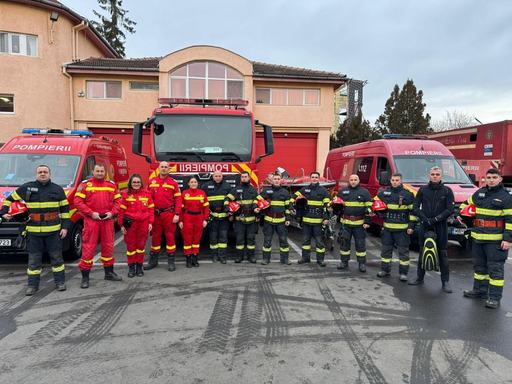 Mureş: Un bărbat a căzut sub gheaţa râului Mureş, în municipiul Târgu Mureş / A fost salvat de un pompier scafandru, care a intrat în apă pentru a-l scoate