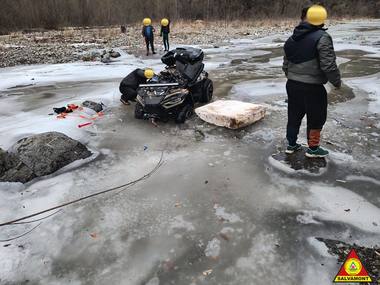 Salvamont Vrancea: Două persoane au căzut cu ATV-ul la intrarea în Cheile Tişiţei