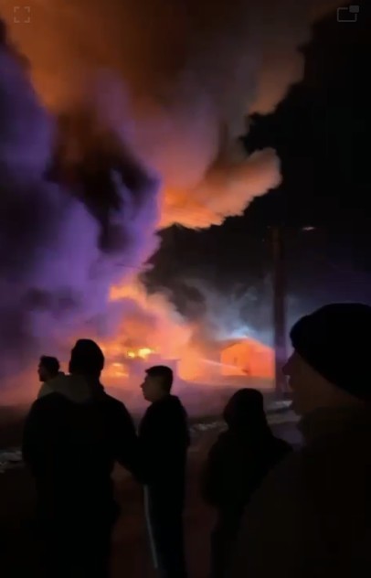 Botoşani: Incendiu puternic la un depozit de materiale combustibile, un service auto şi o vopsitorie/ Există riscul ca flăcările să se extindă la casele din apropiere – VIDEO