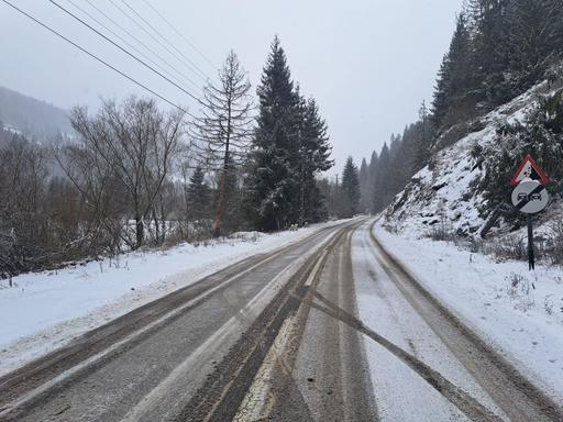 Intervenţii pentru deszăpezire pe drumuri din 14 judeţe şi pe mai multe tronsoane de autostradă / Centrul Infotrafic: Nu sunt semnalate drumuri naţionale sau autostrăzi cu trafic oprit - FOTO / VIDEO


