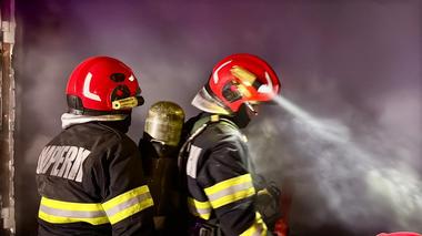 Botoşani: Pompierii au stins incendiul care a cuprins un depozit de materiale combustibile, un service auto şi o vopsitorie şi urmează să stabilească de la ce a pornit focul / Clădirea afectată aparţine Primăriei Albeşti