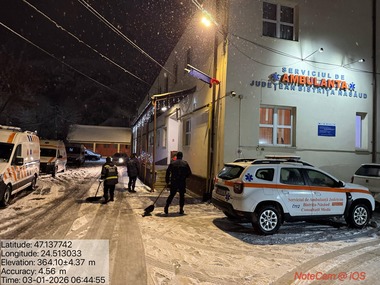 Ninsori abundente în Bistriţa - Voluntarii au curăţat zăpada de la Spitalul Judeţean şi Serviciul de Ambulanţă / Persoană cu probleme medicale, preluată cu şenilata din zona greu accesibilă a localităţii Târlişua – FOTO