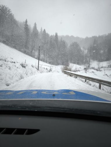 UPDATE - Copaci căzuţi pe carosabil, din cauza zăpezii, în judeţele Harghita şi Alba / TIR-uri derapate în judeţul Caraş-Severin / Trafic oprit pe DN 12C, pe DN 75 şi pe DN 6