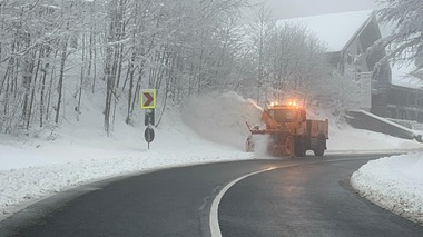 Trafic oprit între Predeal şi Râşnov, pe DN 73A, pentru a curăţa şoseaua / Copac căzut pe DN 75, în judeţul Alba / Apel al autorităţilor din Maramureş ca şoferii să nu intre pe sectoarele de drum închise