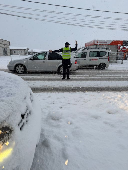 Trafic intens pe DN 1, în judeţul Prahova / Coloană de 7 kilometri la Comarnic / Peste 30 de poliţişti rutieri dirijează circulaţia / Rute alternative şi recomandări