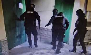 Alba: Bărbat reţinut după ce a lovit cu autoturismul, pe care îl conducea cu viteză mare, maşina unui alt bărbat, aceasta răsturnându-se în afara şoselei