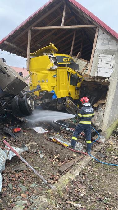 Un TIR a intrat într-o casă din judeţul Bacău/ În locuinţă nu se afla nimeni/ Şoferul autotrenului a reuşit să iasă singur - FOTO, VIDEO