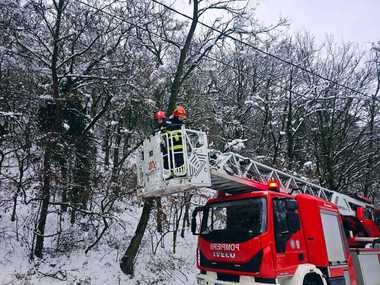 Judeţul Hunedoara, în continuare afectat de ninsorile puternice şi viscol – Peste o sută de copaci au fost doborâţi / Puţin sub 6.500 de consumatori, încă nealimentaţi cu energie / 24 de utilaje de deszăpezire acţionează pe drumurile naţionale