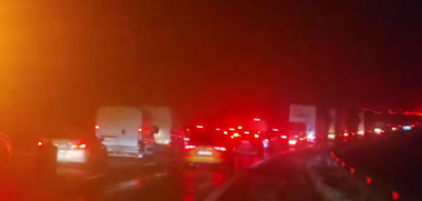 Coloană de maşini pe cinci kilometri, pe autostrada A1, la nodul rutier din localitatea Margina / Recomandările poliţiştilor - VIDEO