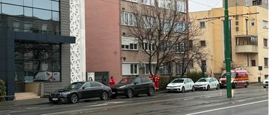 Doi bărbaţi au murit după ce s-ar fi aruncat de pe un bloc de zece etaje din Arad