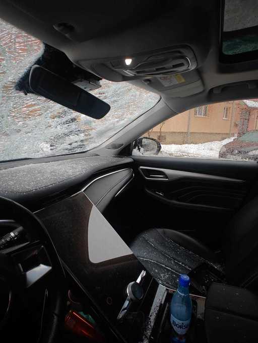 Maşini distruse, pe străzi din Alba Iulia, după ce bucăţi de gheaţă s-au desprins de pe acoperişuri şi au căzut - FOTO, VIDEO