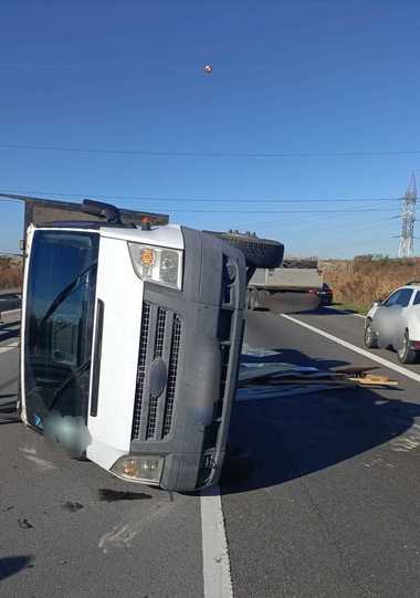 Trafic îngreunat pe Autostrada A1, după ce un autoturism care tracta o remorcă s-a răsturnat şi a blocat a doua bandă de circulaţie a sensului de mers spre Bucureşti