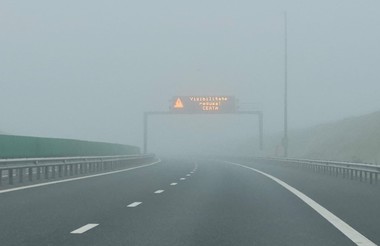 Avertisment Infotrafic: Se circulă în condiţii de ceaţă densă pe majoritatea arterelor rutiere din vestul, centrul şi estul ţării / Cod galben în sute de localităţi