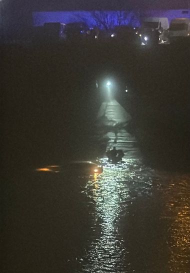 Maşină căzută în râul Jiu, la Târgu Jiu/ Un bărbat, scos de pompieri în şoc hipotermic