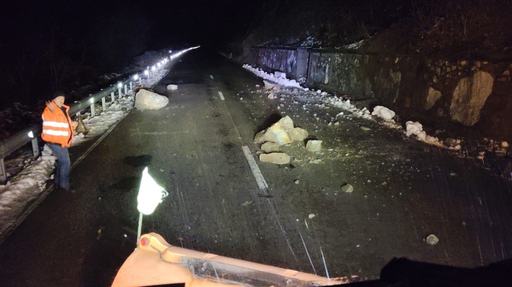 Căderi de pietre pe DN 57 / Intervin echipaje ale Direcţiei Regionale de Drumuri şi Poduri Craiova

