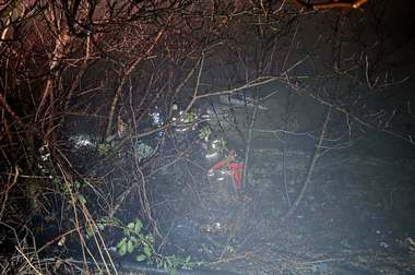 O femeie a căzut cu maşina în Jiu / Amplă intervenţie pentru scoaterea victimei şi a maşinii / Femeia era în şoc hipotermic - FOTO