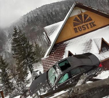 UPDATE - Accident spectaculos la Predeal / O maşină a ieşit de pe drum şi a rămas blocată pe acoperişul unei pensiuni VIDEO