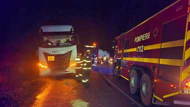 Prahova: O autocisternă încărcată cu peste 30 de tone de combustibil a derapat, pe un drum în apropiere de Ploieşti