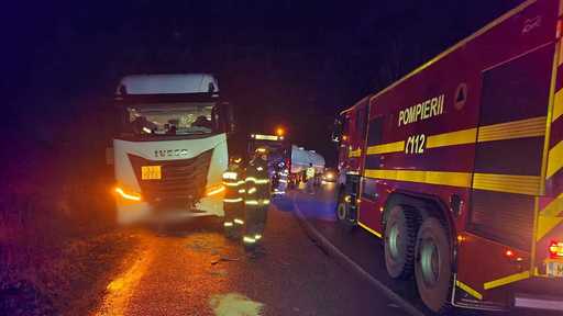 Prahova: O autocisternă încărcată cu peste 30 de tone de combustibil a derapat, pe un drum în apropiere de Ploieşti
