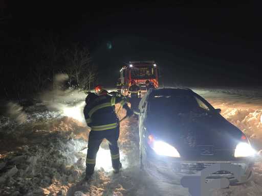 Botoşani - Zece persoane, printre care şi trei copii, au avut nevoie de sprijinul pompierilor după ce au rămas înzăpezite cu autoturismele - FOTO